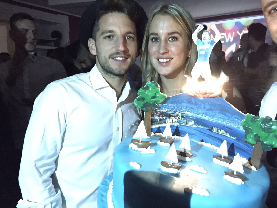 Mertens re di Napoli: il Capodanno è con la torta personalizzata