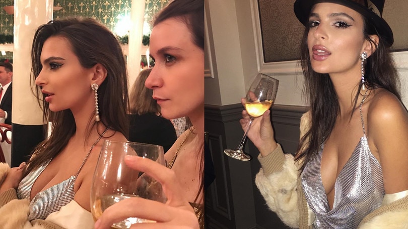 Emily Ratajkowski, scollatura sexy e champagne a Capodanno