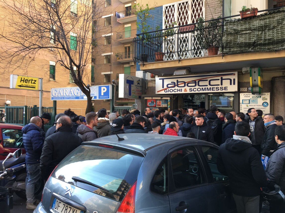 Napoli-Real Madrid, tifosi in fila dall'alba per i biglietti