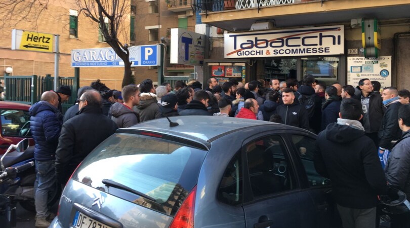 Napoli-Real Madrid, tifosi in fila dall'alba per i biglietti