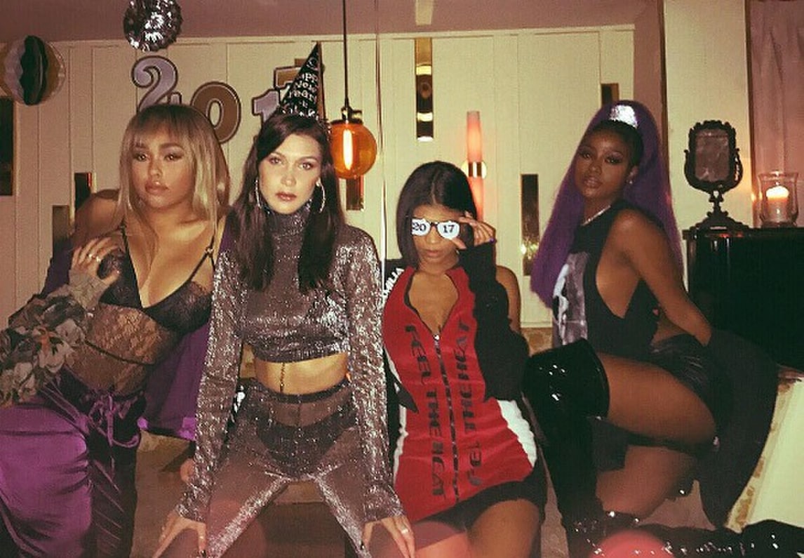 Bella Hadid, nude look e sexy amiche per le feste