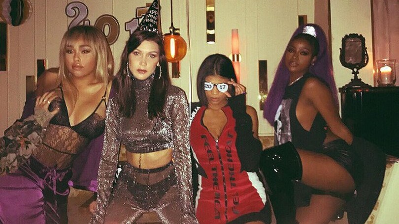 Bella Hadid, nude look e sexy amiche per le feste