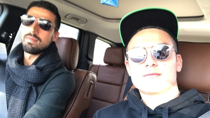 Dybala scherza con Khedira in auto