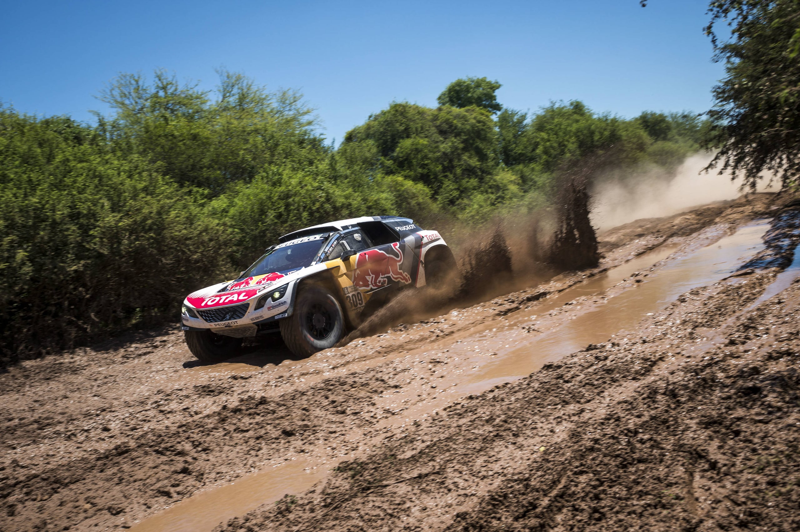 Dakar Day 2, Loeb passa al comando nelle auto, show di Price nelle moto