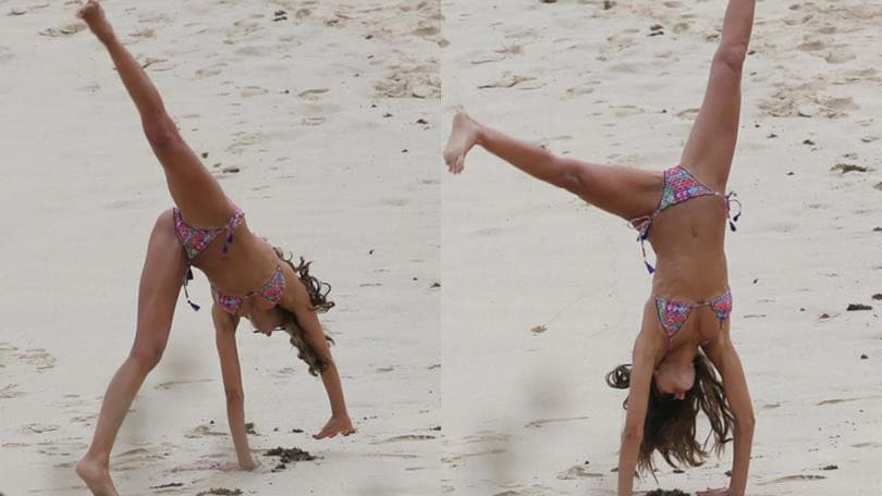 La ruota sexy di Izabel Goulart in spiaggia