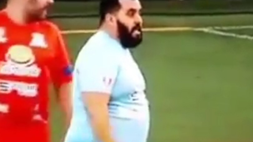 Il bomber sovrappeso fa un gol straordinario