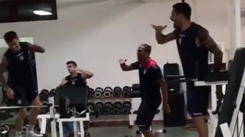 Cagliari, Borriello balla con i compagni