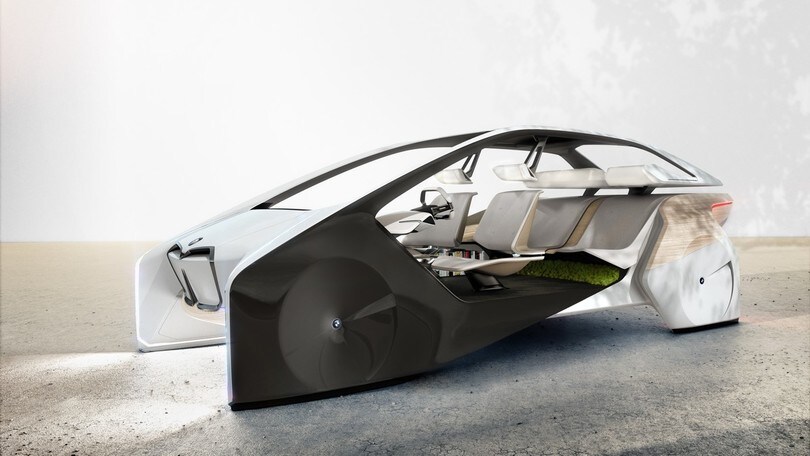 BMW al CES 2017 tra guida autonoma e ologrammi