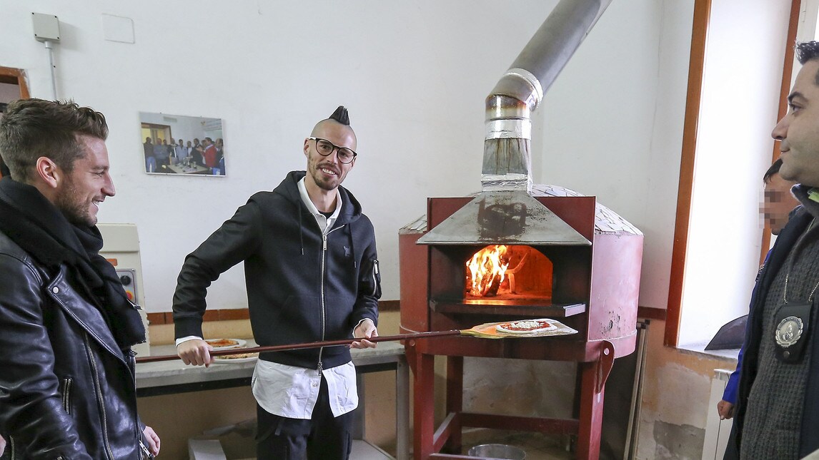 Hamsik, Mertens e Pavoletti a Nisida: «Qui fanno la pizza col cuore»