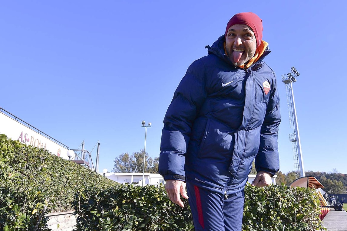 Roma, smorfie per tutti prima dell'allenamento a Trigoria