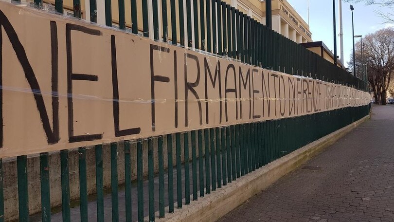 Fiorentina, mega striscione dei tifosi per Antognoni