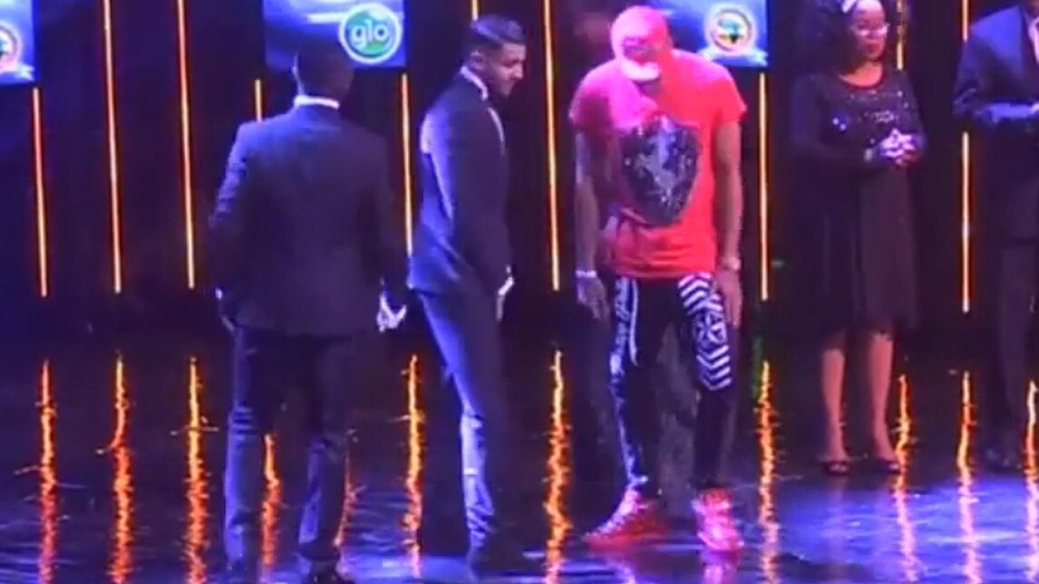 Aubameyang in tuta alla cerimonia? Colpa del bagaglio smarrito