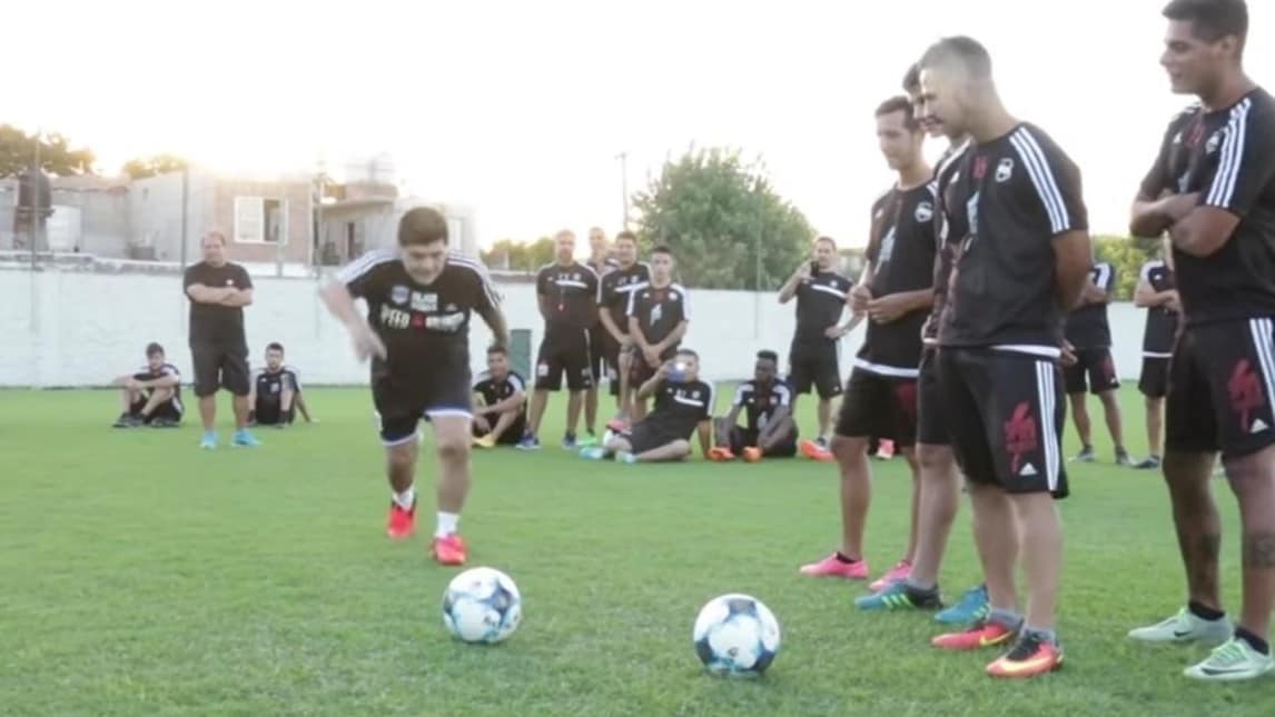 Maradona-show: a scuola di punizioni con Diego!