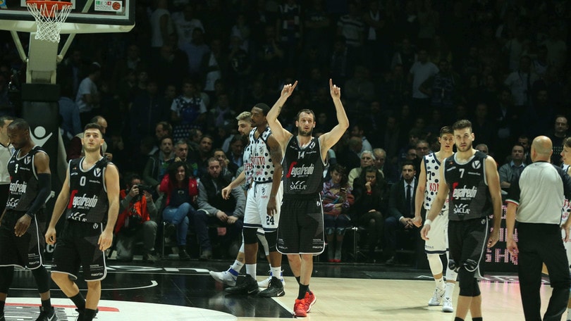 Umeh stende la Fortitudo, il derby è della Virtus