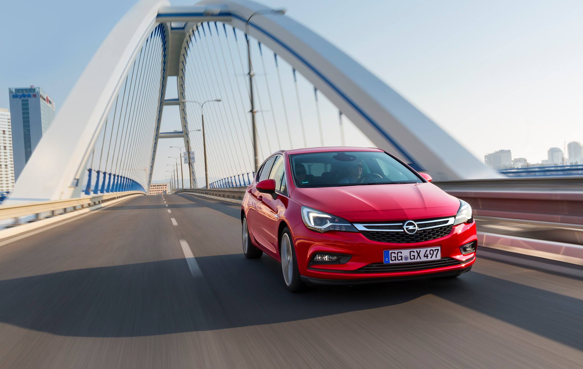 Opel Astra, tre motivi per comprarla: video