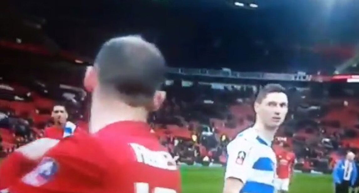 Rooney offre la maglia a Evans. Lui: «No, grazie»