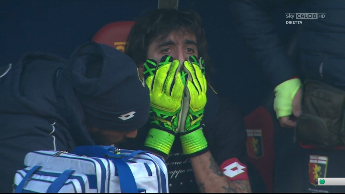Perin si fa male di nuovo al ginocchio: in lacrime in panchina