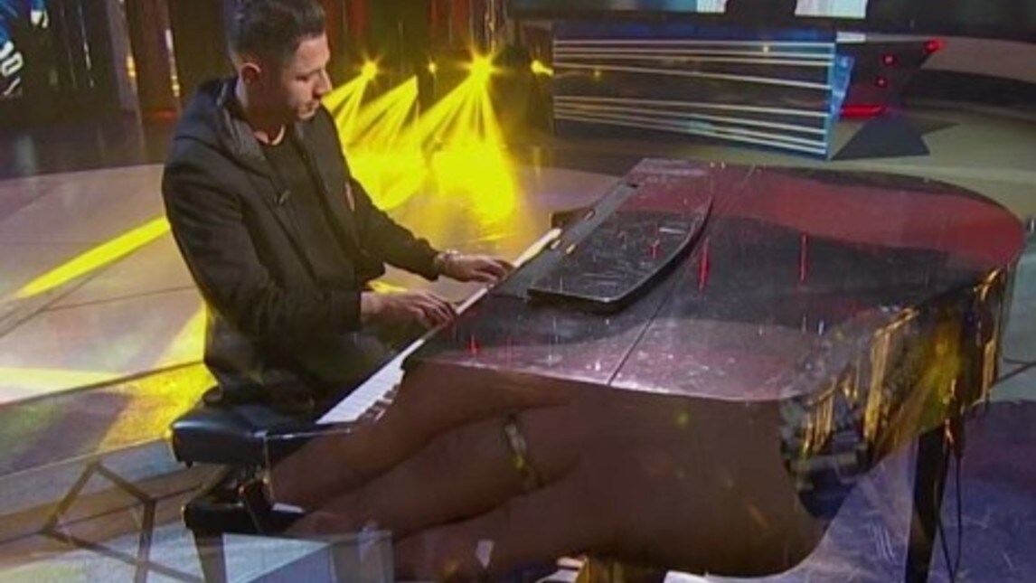 Lapadula suona il pianoforte alla Domenica Sportiva