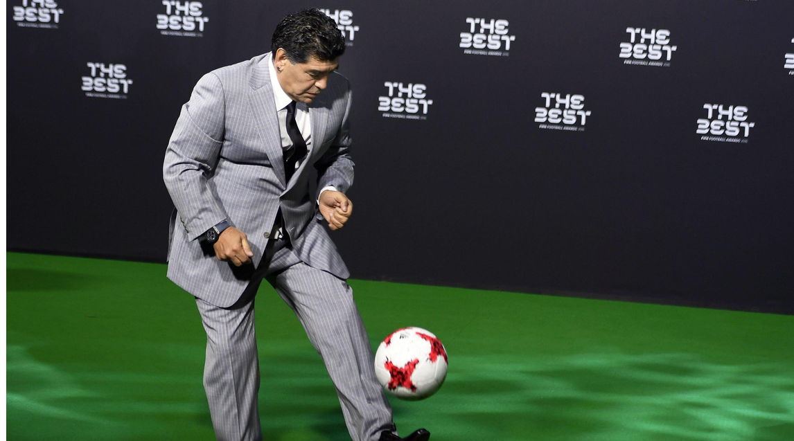 "The Best", Maradona palleggia in giacca e cravatta sul red carpet