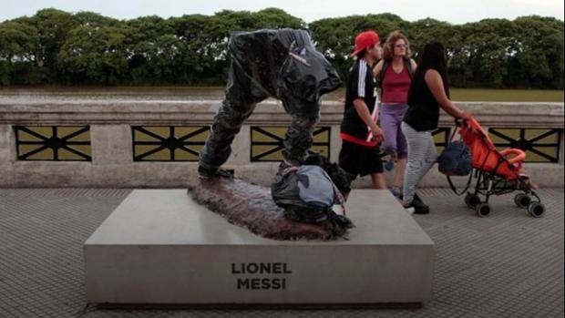 In Argentina fatta a pezzi una statua di Messi