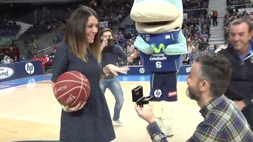 Basket, proposta di matrimonio in campo. Come andrà a finire?