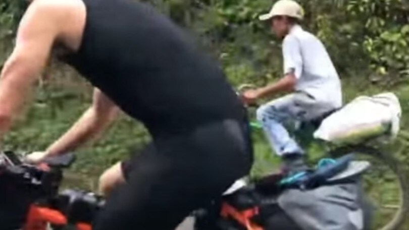 Colombia, i triatleti beffati in salita dal contadino
