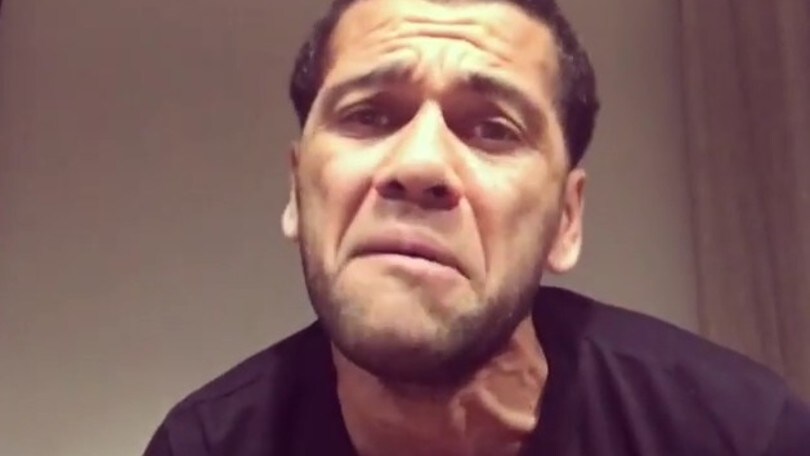 Dani Alves sempre più bravo. Con la voce