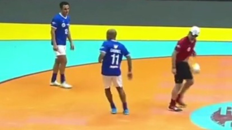 Nasconde sotto la maglia il pallone