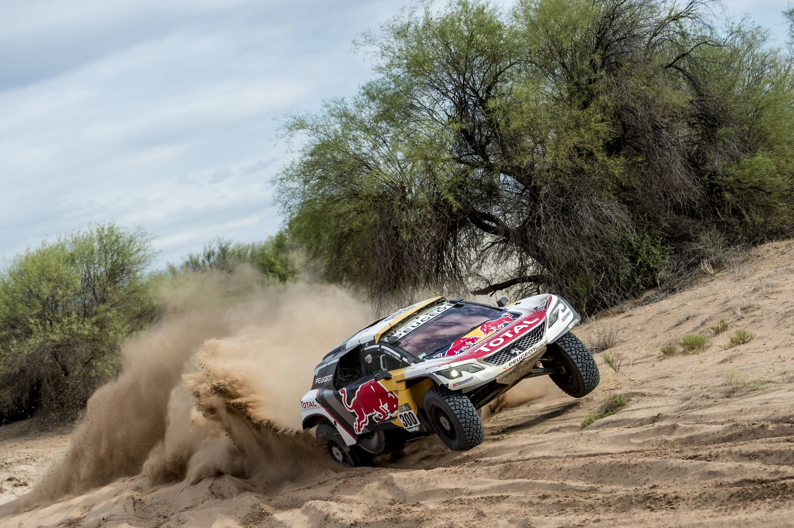 Dakar, a Loeb l'ultima ma il Re è Peterhansel. Sunderland trionfa nelle moto