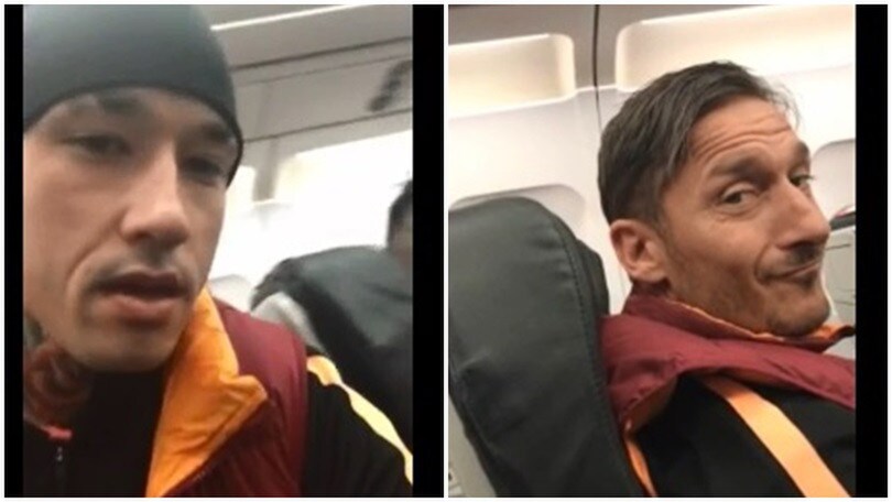 Nainggolan prende in giro Totti sull'aereo