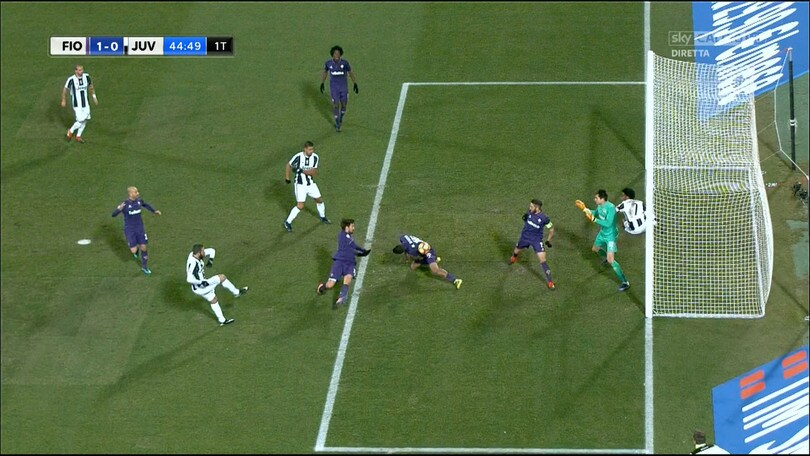 Fiorentina-Juventus, Higuain reclama un fallo di mano che non c'è