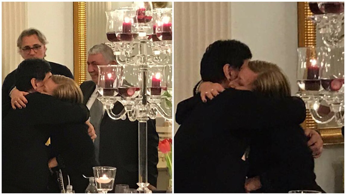 Maradona, il commovente abbraccio con la mamma di Ciro Esposito