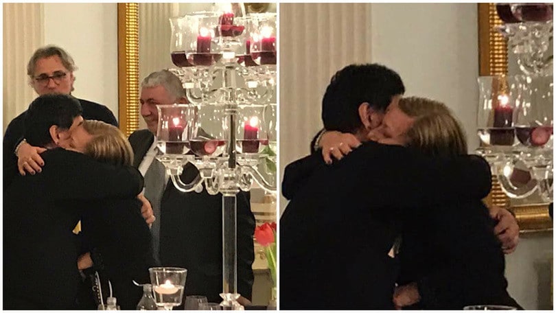 Maradona, il commovente abbraccio con la mamma di Ciro Esposito