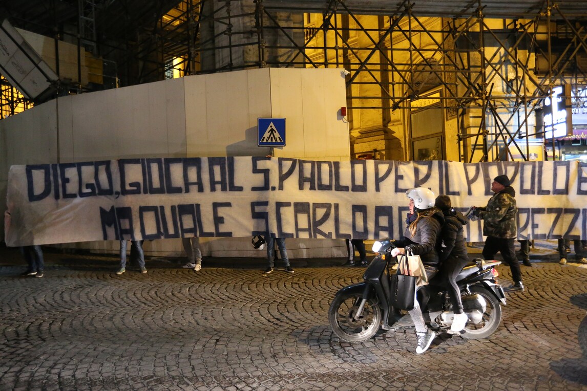 Gli ultrà a Maradona: «Diego gioca al San Paolo»
