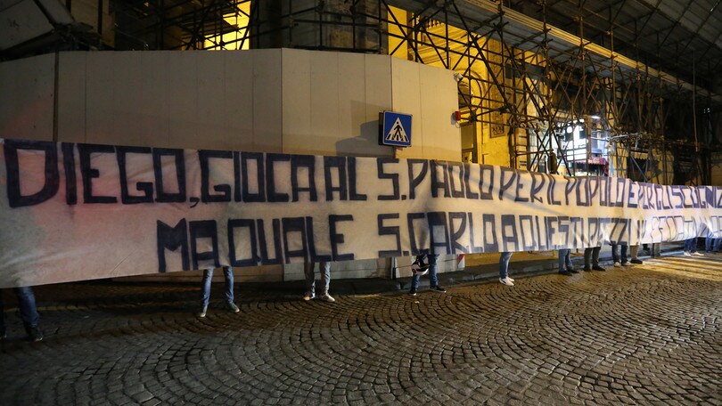 Ecco lo striscione degli ultrà del Napoli per Maradona