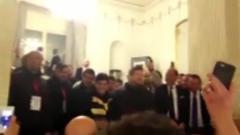 Maradona saluta i tifosi del Napoli