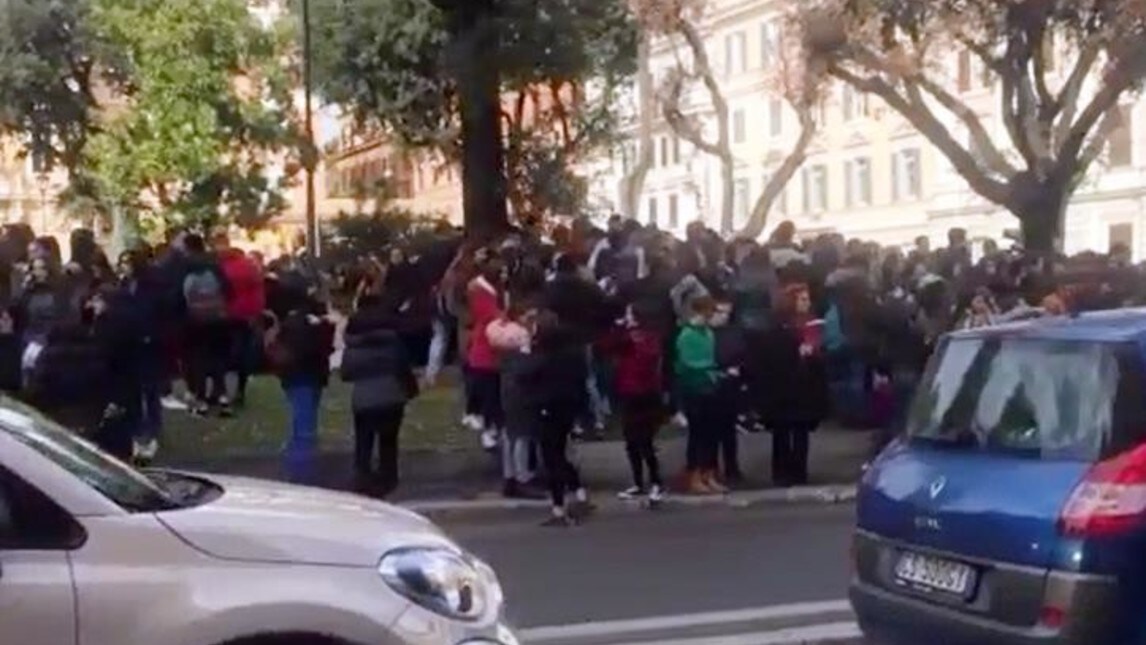 Roma, evacuato il Csm e il liceo Macchiavelli: tutti in strada