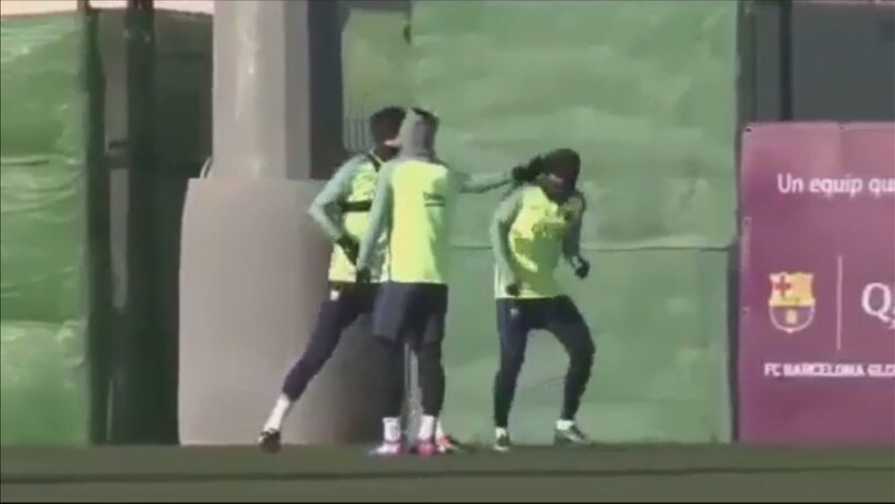 Piqué e Neymar come i bambini: giocano a fare la lotta