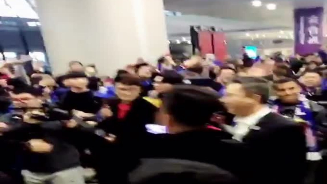 Calciomercato, Tevez sbarca in Cina: che festa all'aeroporto!