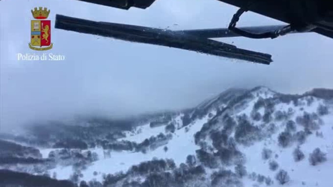 Slavina sull'Hotel Rigopiano: le immagini dei soccorsi