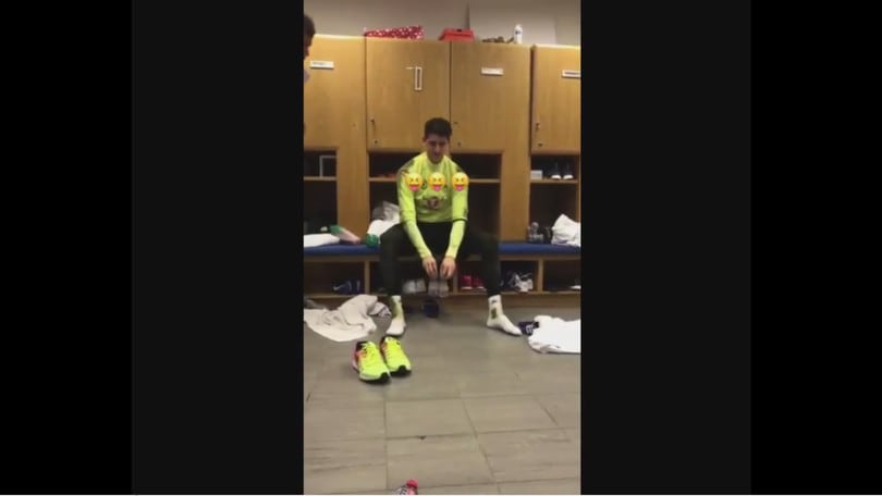Courtois mago della back-bottle flip challenge, una bottiglia non gli basta