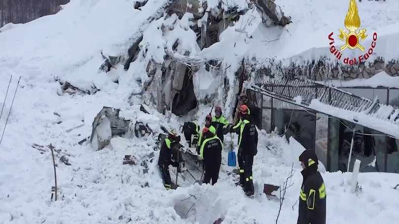 Hotel Rigopiano, sei persone vive. I vigili del fuoco continuano a scavare