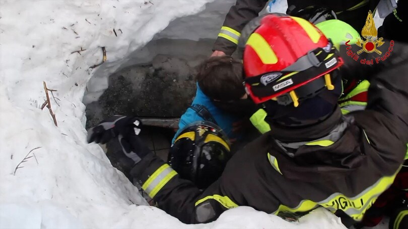 Hotel Rigopiano, mamma e figlio estratti dai soccorritori