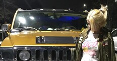 Icardi e Wanda Nara, relax esagerato sulla loro Hummer dorata