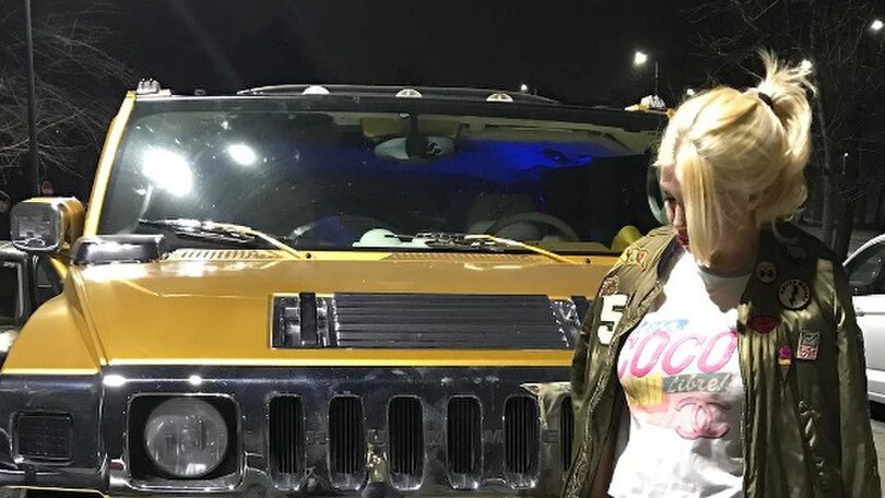 Icardi e Wanda Nara, relax esagerato sulla loro Hummer dorata