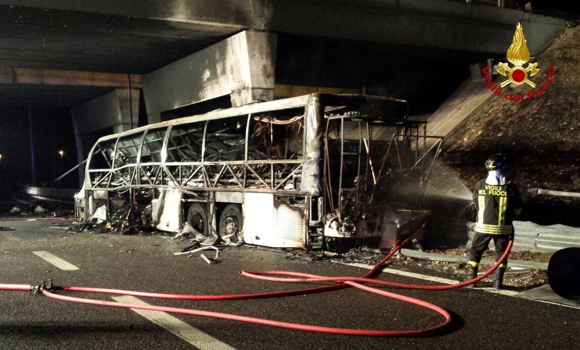 Autobus si schianta contro un pilone in A4: 16 i morti, 40 i feriti