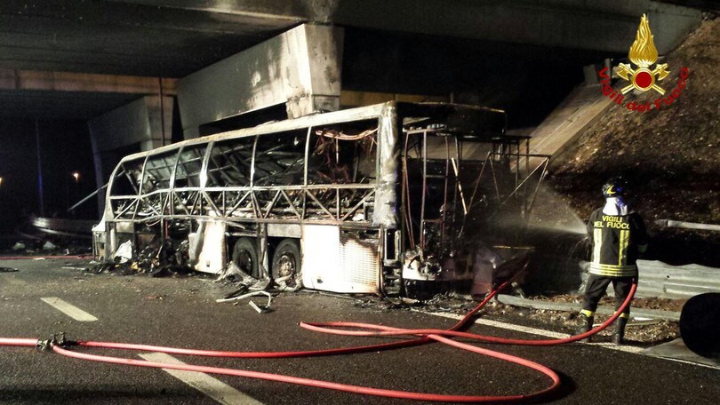 Autobus si schianta contro un pilone in A4: 16 i morti, 40 i feriti
