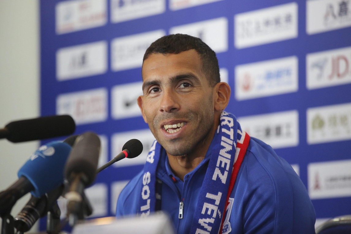 Carlitos Tevez si presenta al suo nuovo pubblico, le immagini