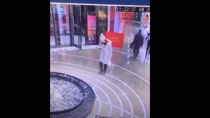 Meglio guardare dove si mettono i piedi! Il video che impazza sul web