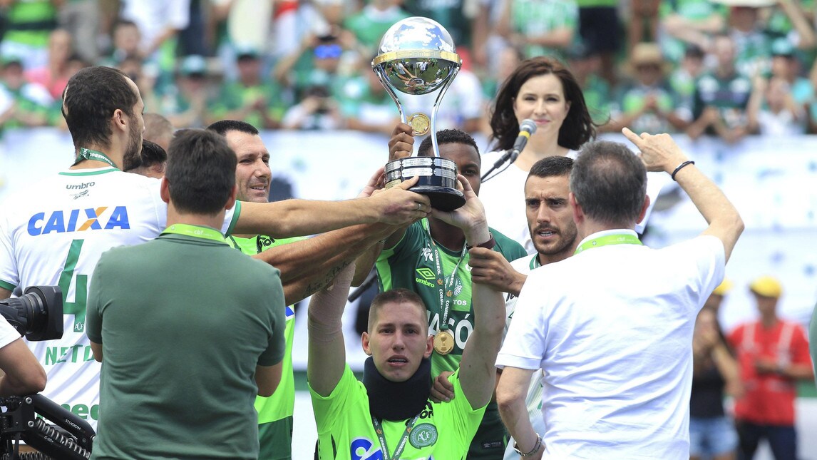 Chapecoense, il ritorno in campo è da brividi: Follmann alza la Coppa